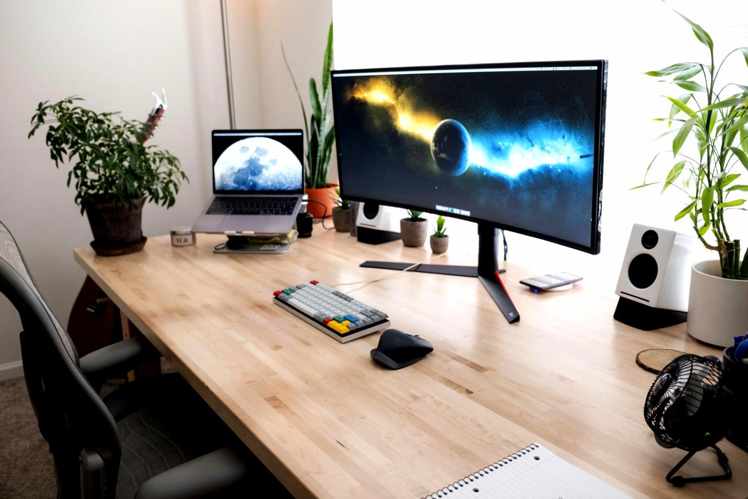 Geschäftsteam bei Finanzschulung mit Laptop und Dokumenten